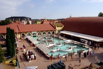 Polokrytý termálny 37C bazén termálne kúpalisko Veľký Meder Slovensko