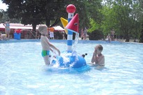 Vonkajší bazén pre deti kúpalisko pri Bratislave vo Veľkom Mederi