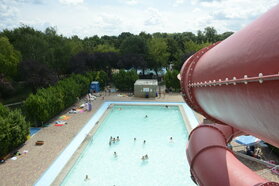 Vonkajší taliansk bazén termálneho kúpaliska pri Bratislave vo Veľkom Mederi