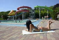 relax pri talianskom bazéne s tobogánmi relax pri talianskom bazéne s tobogánmi